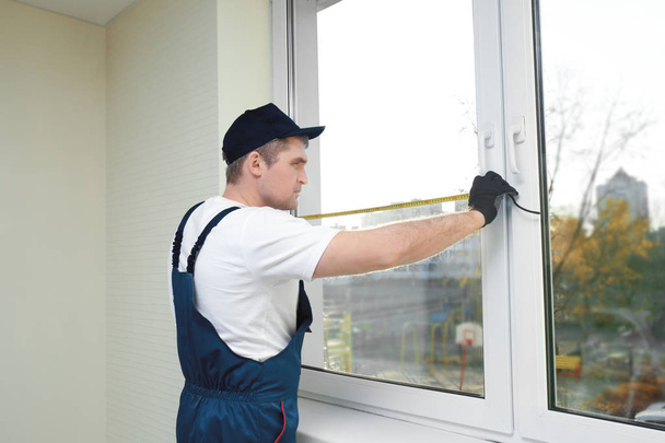 Pracownik budowlany, naprawa okien w domu - Zdjęcie, obraz