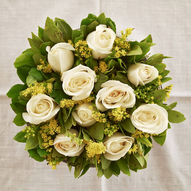 pale white rose flowers bouquet, natural background - Фото, зображення
