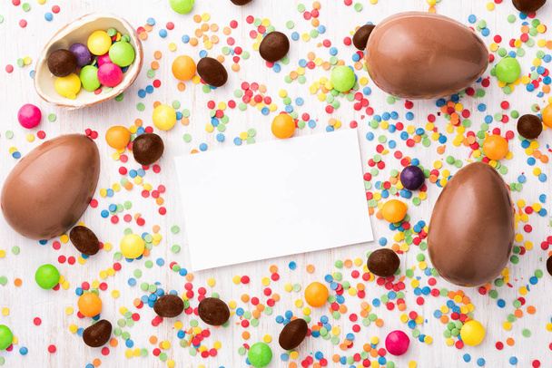 Renkli şekerler ile çikolata Paskalya yortusu yumurta.  - Fotoğraf, Görsel