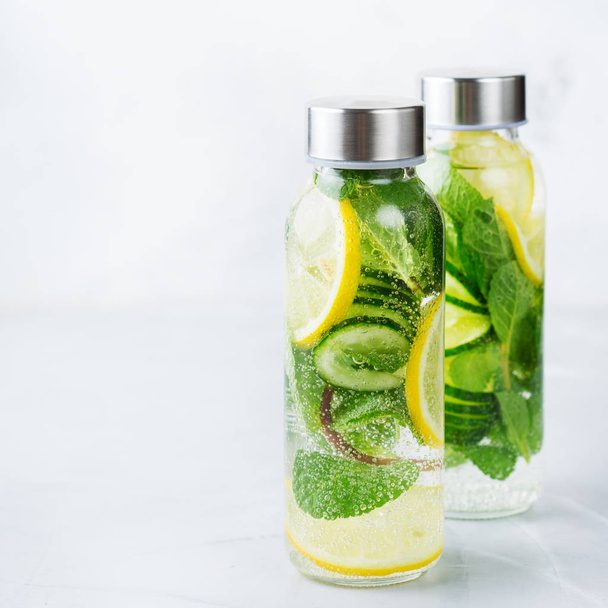 Fresh cool lemon cucumber mint infused water detox drink - Foto, afbeelding