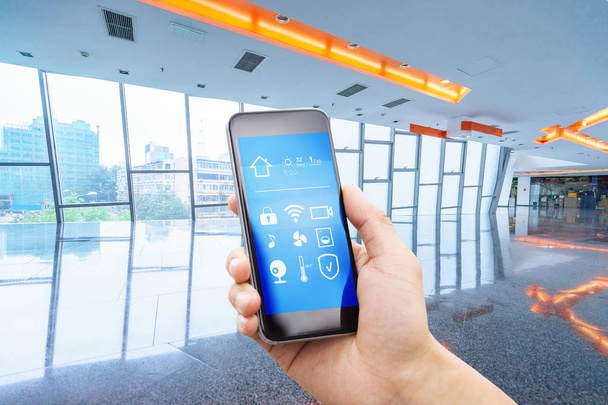 smartphone avec maison intelligente et couloir moderne
 - Photo, image