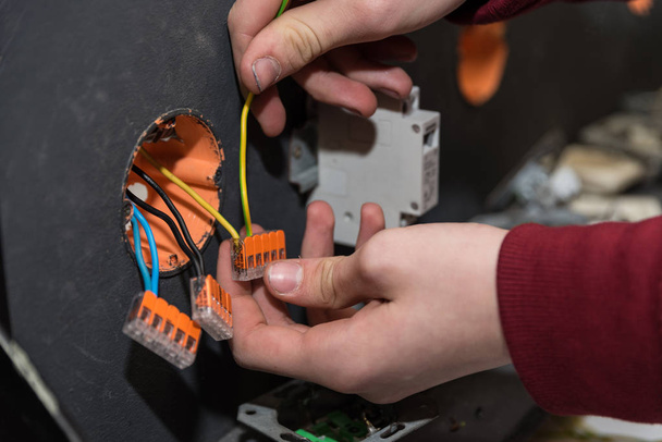 Electricista instala circuitos
 - Foto, imagen