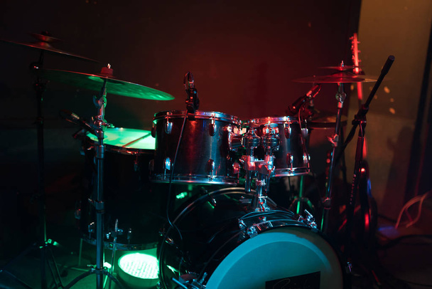 Drum impostato nelle luci club luce
 - Foto, immagini