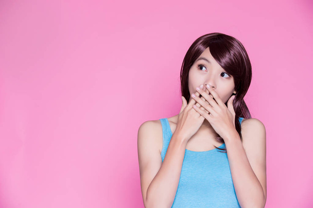 young surprised woman  on the pink background - 写真・画像