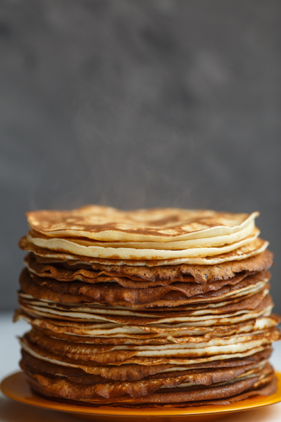 Hoge stapel gekookte klassieke pannenkoeken. Traditionele voor pannenkoek week Maslenitsa - Foto, afbeelding