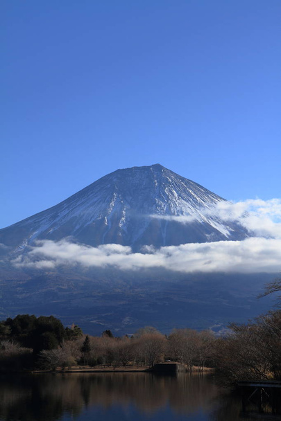 Гора. Фудзи, вид с озера Тануки, Сихока, Япония (зима)
) - Фото, изображение