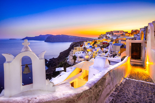 Kirkonkellot auringonlaskussa, Oia, Santorini, Kreikka
 - Valokuva, kuva