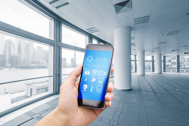 smartphone con hogar inteligente y oficina moderna bajo rayo de sol
 - Foto, imagen