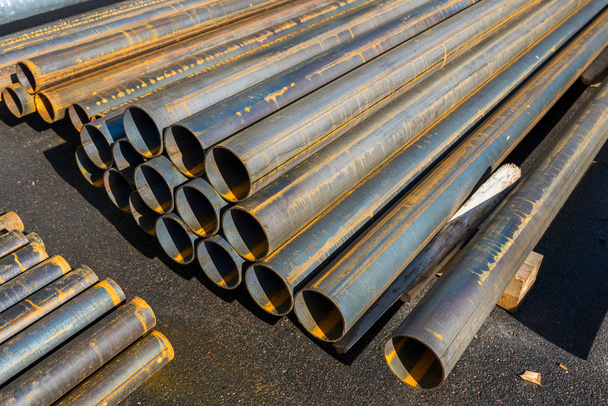 tubos de metal laminados empilhados
 - Foto, Imagem