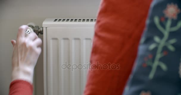 Nő programozási hőmérséklet a radiátorra - Felvétel, videó