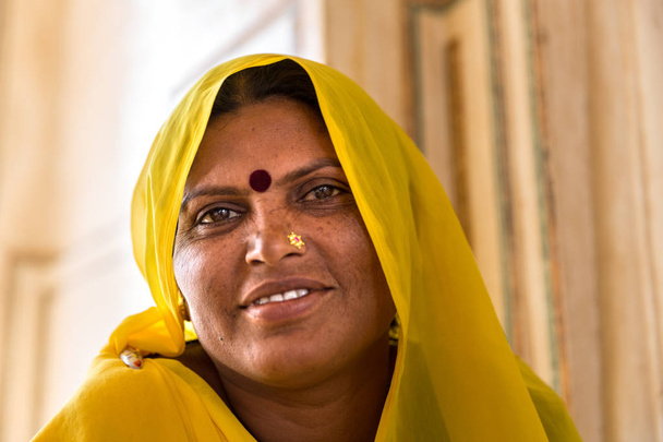 Traditionele Indiase vrouw in sari kostuum - Foto, afbeelding