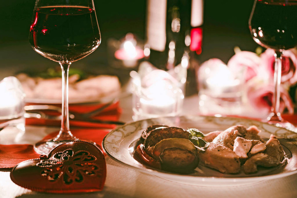 Ρομαντικό δείπνο για δύο με κρασί, κεριά, λουλούδια - Φωτογραφία, εικόνα