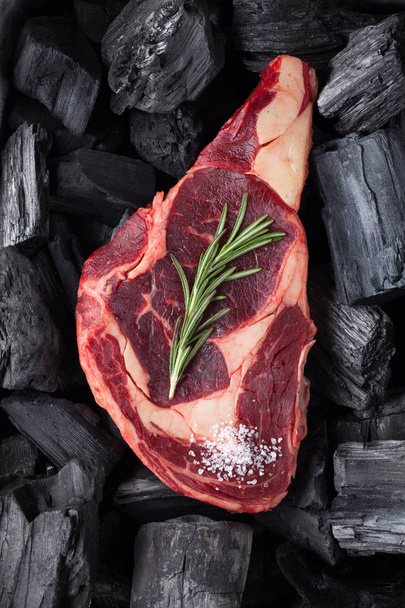 新鮮な生肉黒い木炭背景に厚切りリブアイ ステーキ - 写真・画像