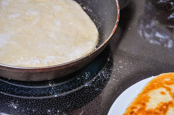 Koken scones in een pan op het fornuis - Foto, afbeelding