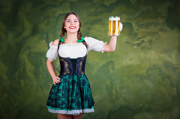Chica camarera oktoberfest en traje nacional con una taza de cerveza
 - Foto, Imagen