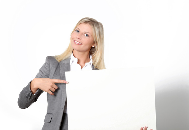 Empresária segurando painel branco
 - Foto, Imagem