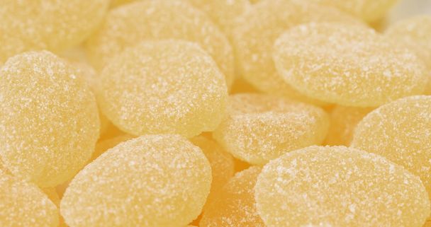 Stapel van gele suiker snoepjes  - Foto, afbeelding