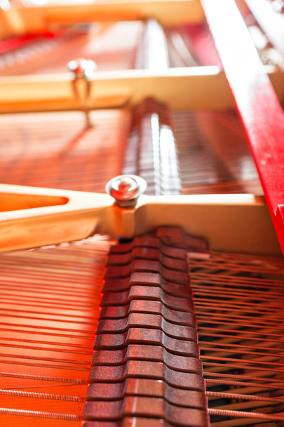 Cuerdas de cerca. Piano de cola clásico rojo vintage. Instrumento musical abstracto
. - Foto, imagen