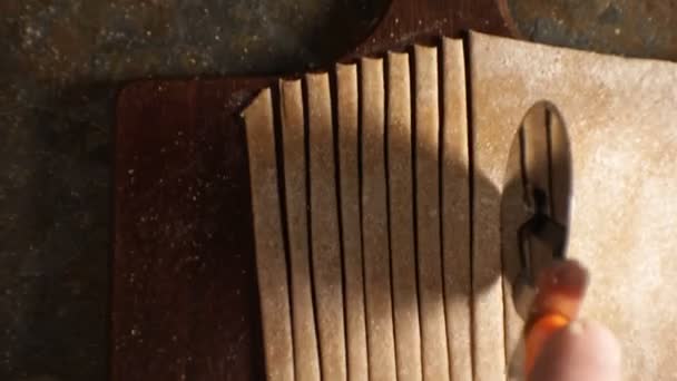 Cutting the paste with a knife. Video - Filmagem, Vídeo