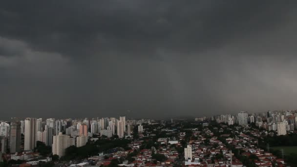 Βρέχει πολύ ισχυρή στην πόλη του Σάο Πάολο, Βραζιλία  - Πλάνα, βίντεο