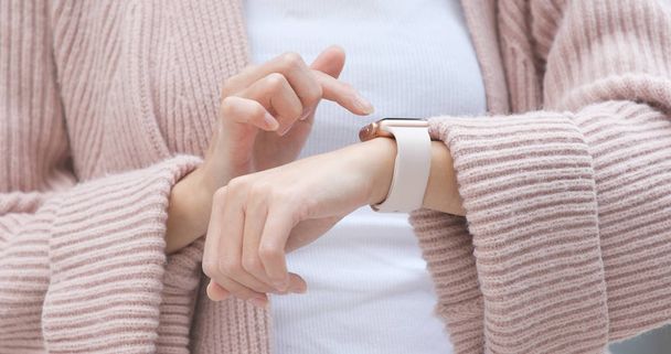 Χρησιμοποιώντας έξυπνο ρολόι στο χέρι γυναίκα γυναίκα  - Φωτογραφία, εικόνα