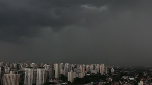 Het regent zeer sterk in de stad Sao Paulo, Brazilië  - Video