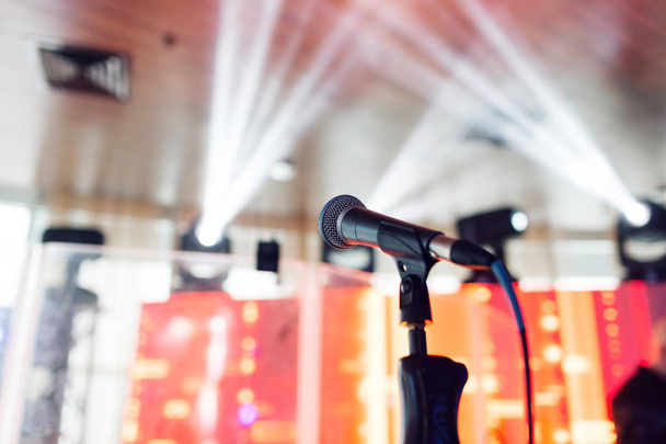 Detail mikrofonu. Zaměřit se na mic. Abstraktní rozmazané konferenční sál nebo Svatební hostina na pozadí. Koncept - Fotografie, Obrázek