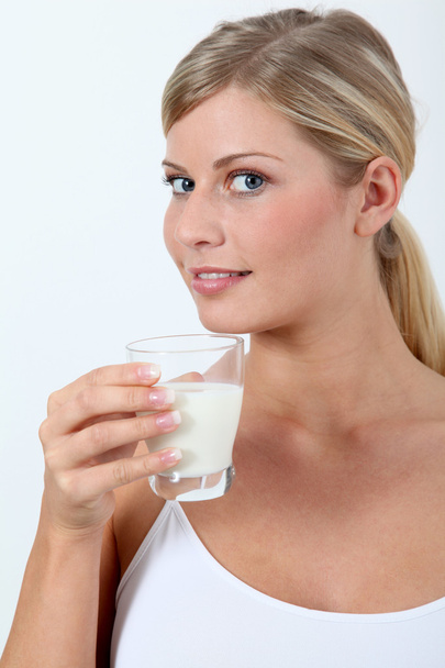 Kaunis vaalea nainen, jolla on lasi maitoa
 - Valokuva, kuva