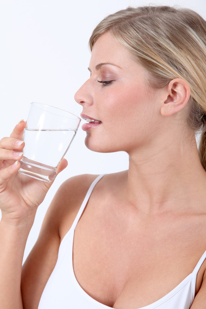 Closeup of woman holding glass of water - Фото, зображення