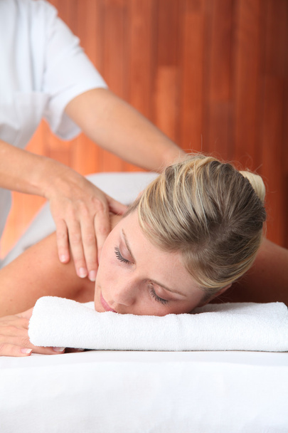 Close-up van mooie vrouw opleggen van een massagebed - Foto, afbeelding