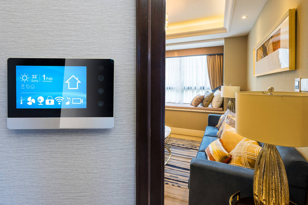 pantalla inteligente con hogar inteligente y sala de estar moderna
 - Foto, imagen