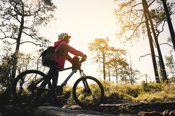 Hipster mujer mochila viajar con bicicleta en el bosque rela
 - Foto, imagen