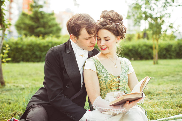 Paar liest ein Buch - Foto, Bild