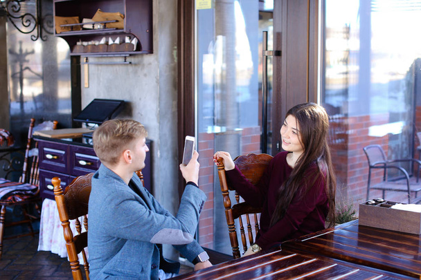 Fyysikko älykello kädessä kahvilassa kollegan kanssa ottaen
 - Valokuva, kuva