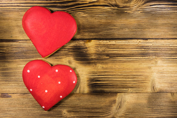 Galletas en forma de corazón para San Valentín en mesa de madera. Vista superior
 - Foto, imagen