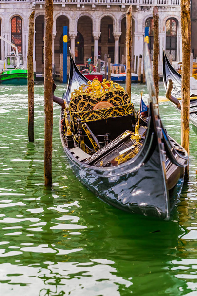 Gondel in pittoreske kanaal in Venetië Italië - Foto, afbeelding