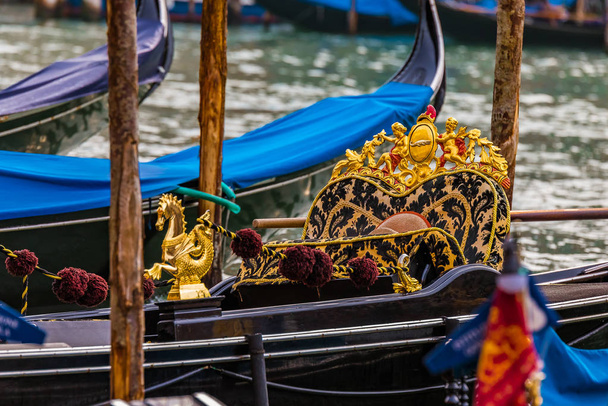 Gondole dans le canal pittoresque de Venise Italie
 - Photo, image