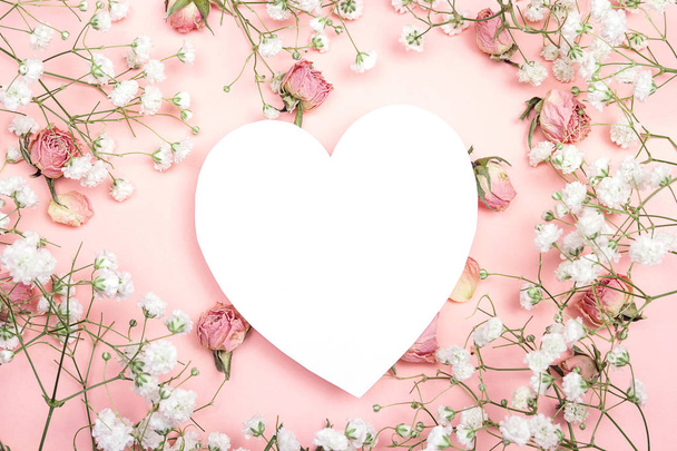 Blank white heart-card with gypsophila flowers and roses on pink - Zdjęcie, obraz