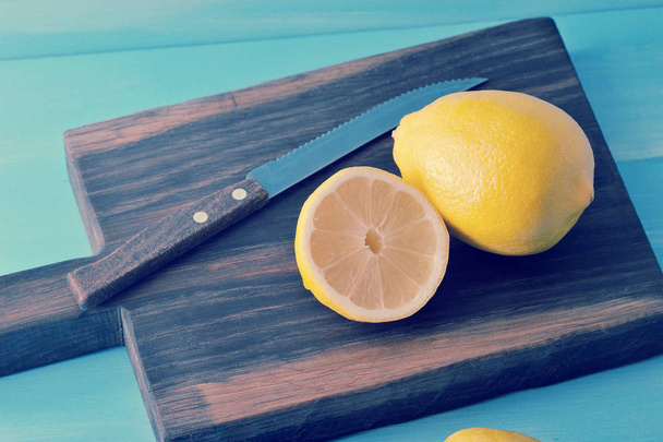 whole lemon and half of lemon with knife - Foto, Imagen
