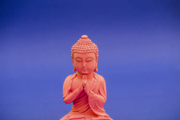 Buda 'nın küçük heykelinin yakın görüntüsü - Fotoğraf, Görsel