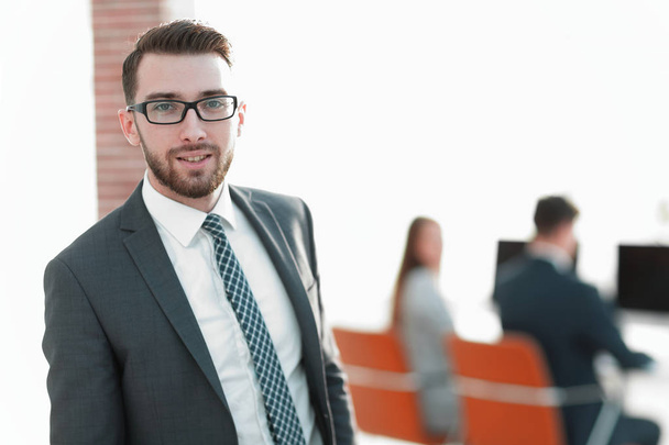 successful businessman on background of office - Foto, afbeelding