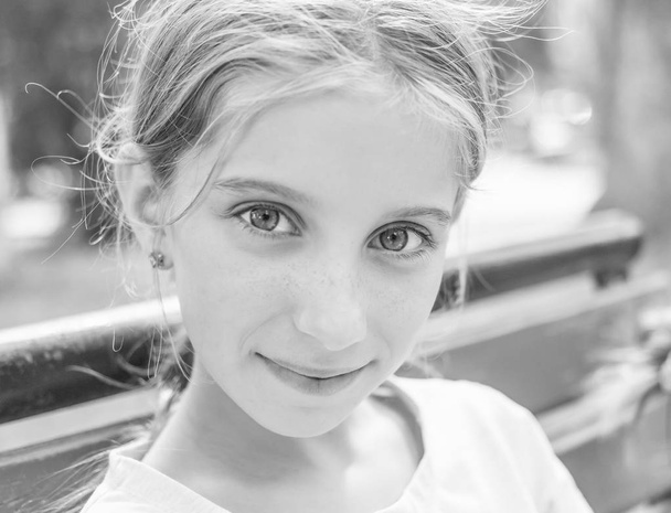 Black and white portrait of little girl - Valokuva, kuva