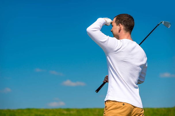 golfista mirando lejos trayectoria de volar su pelota en el ai abierto
 - Foto, Imagen