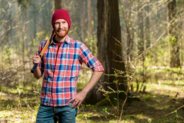 горизонтальний портрет лісника з бородою в лісі
 - Фото, зображення