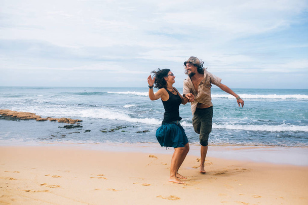 男と女がビーチで楽しい時を過す - 写真・画像