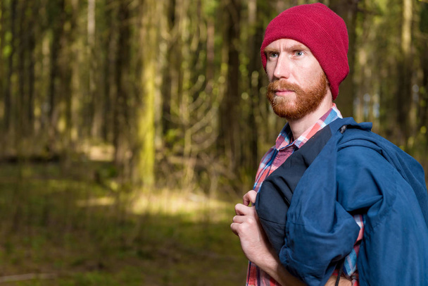 homme avec une barbe dans un chapeau posant dans la forêt
 - Photo, image
