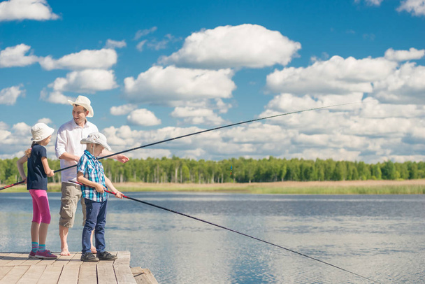 família feliz em pesca - pai, filho e filha com pesca
  - Foto, Imagem