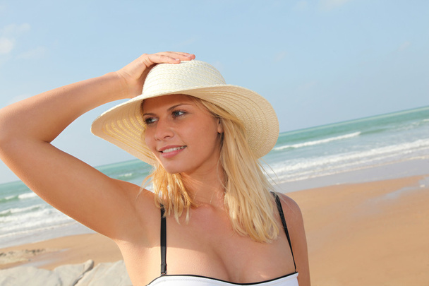 Closeup of beautiful blond woman wearing hat at the beach - Foto, immagini
