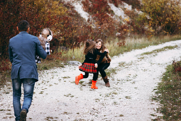 Rodina hrát venku a otec hospodářství nejmladší dcera v rukou - Fotografie, Obrázek