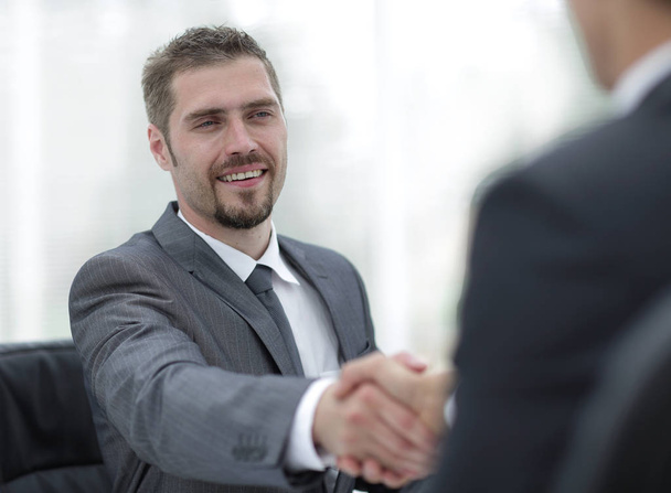 .handshake zbliżenie partnerów biznesowych nad biurkiem - Zdjęcie, obraz
